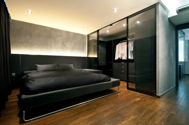 indirekte-beleuchtung-schlafzimmer-schwarz-begehbarer-glas-kleiderschrank