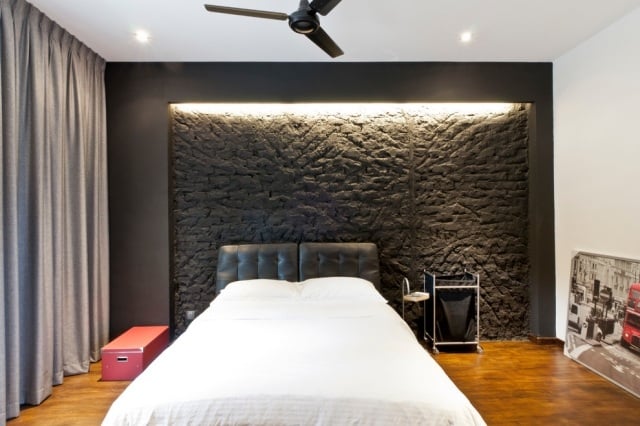 indirekte-beleuchtung-schlafzimmer-schwarze-akzentwand-stein-textur