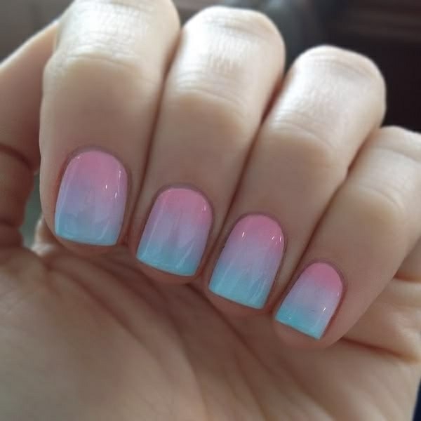 helles-Blau-Pink-Nägel-lackieren