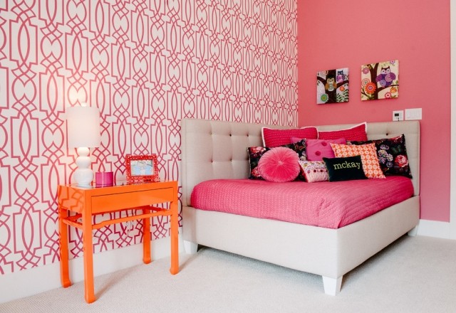 jugendzimmer-madchen-sofa-modul-eckelement-rosa-wandfarbe-mustertapete-orange-beistelltisch
