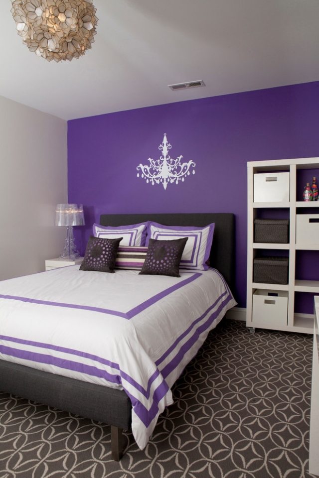 jugendzimmer mädchen ideen violette wandfarbe weiße kronleuchter silhouette