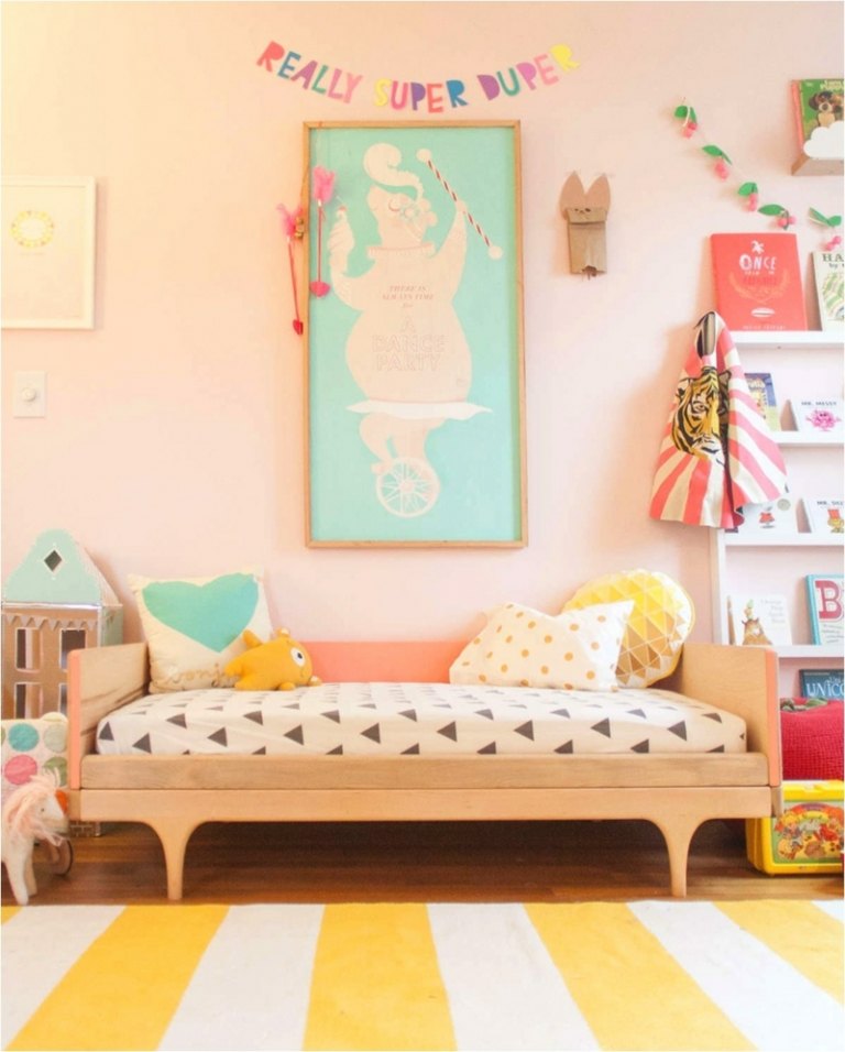 kinderzimmer farben pastellfarben rosa streifen teppich gelb weiss canape bett