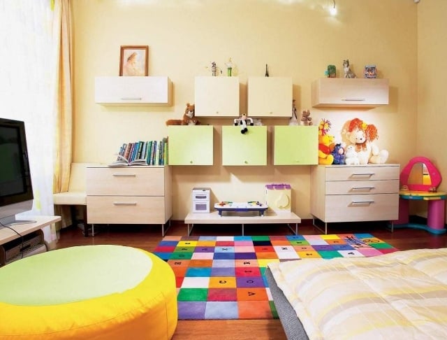 kindliche-farben-praktische-kinderzimmermöbel-teppich-quadratische-muster