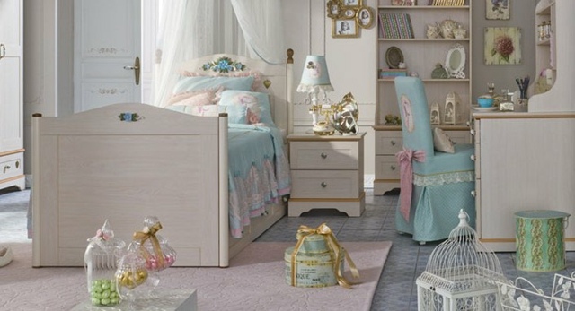klassische Einrichtung Mädchenzimmer Schreibtisch blaue Bettwasche helles Holz