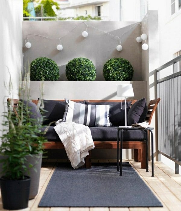 kleine-Terrasse-mit-Sofa-und-Teppich-runde-Pflanzen