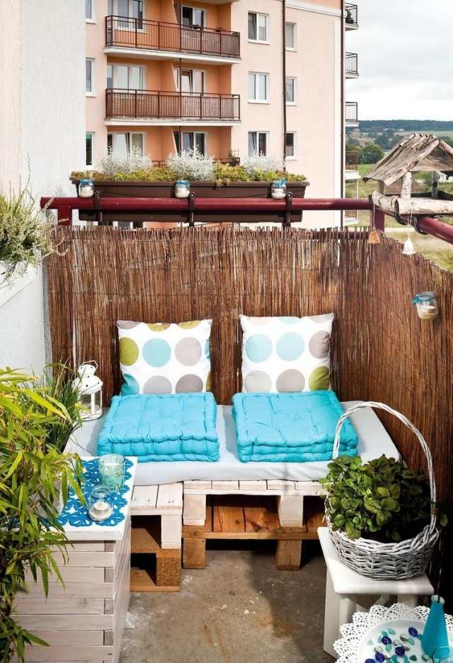 kleiner-balkon-paletten-sofa-sichtschutz-bambusmatten