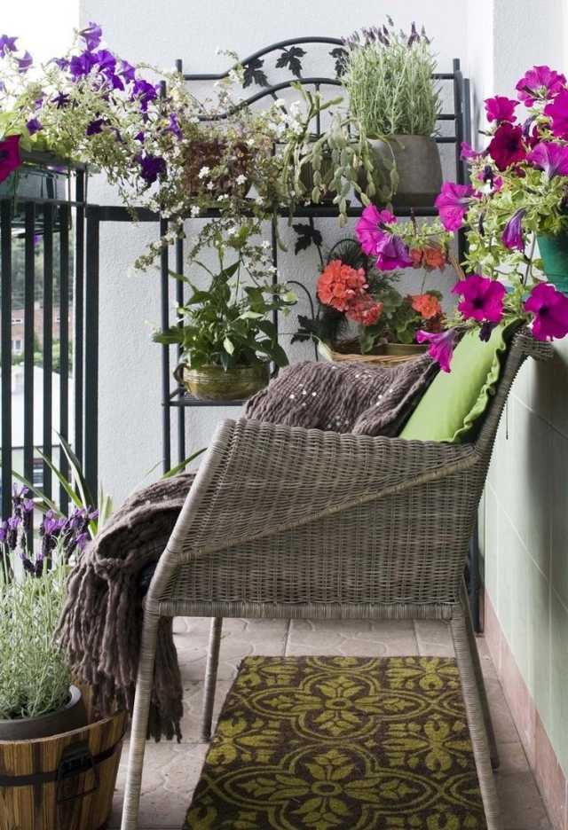 kleiner-balkon-rattan-stuhl-teppichmatte-pflanzen