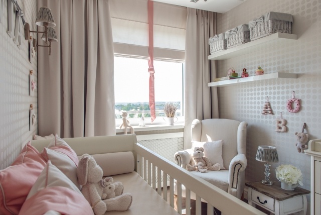 kleines-babyzimmer-beige-rosa-tapeten-gepunktet-schlicht