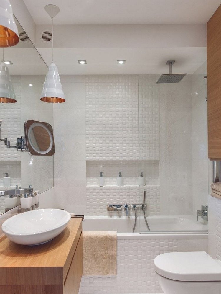 kleines-bad-einrichten-badewanne-dusche-glas-trennwand-wisse-3d-wandfliesen-holz-waschtischunterschrank