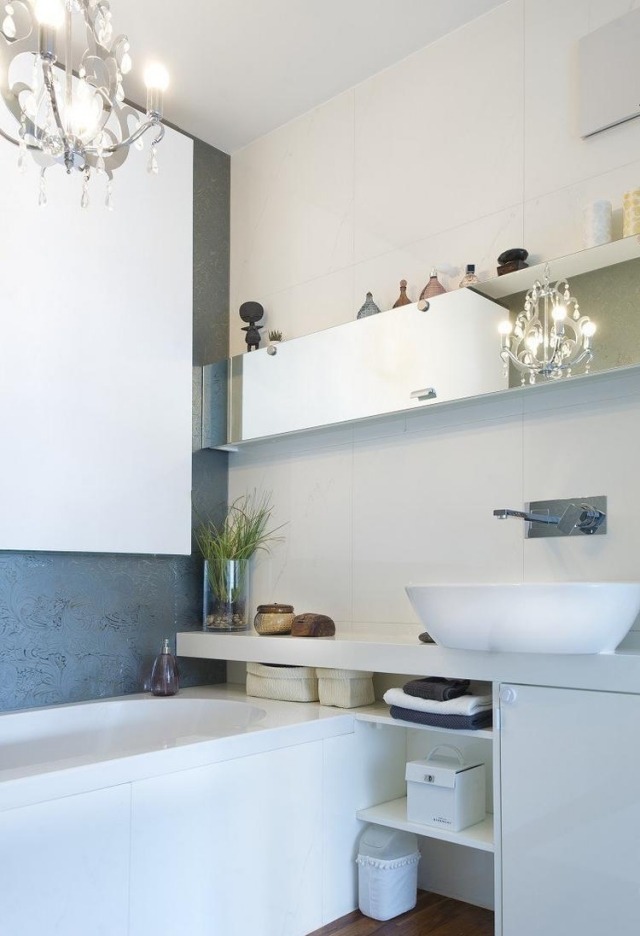 kleines-bad-modern-einrichten-badewanne-waschtisch-regale-spiegel-fronten