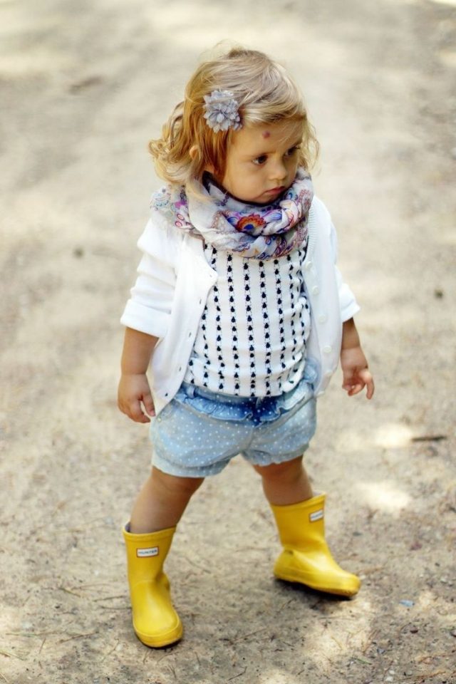 Babykleidung für Mädchen outfit-ideen-schal-strickjacke-gelbe-gummikstiefel