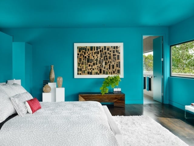 kobaltblau-schlafzimmer-wände-streichen-weiße-bettwäsche