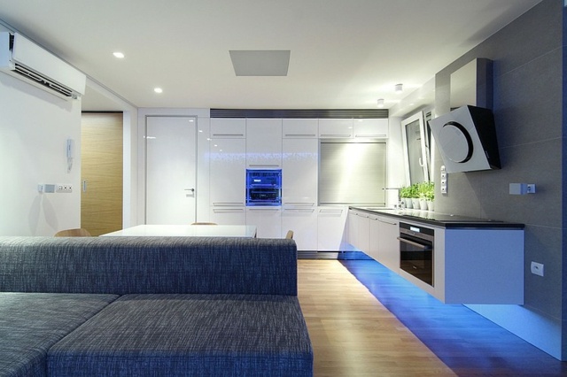 Küche kleine Wohnung blaues LED Licht Granitplatten