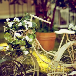 kreative gartenideen weiss fahrrad blumentopf vintage romantisch deko
