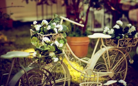 kreative gartenideen weiss fahrrad blumentopf vintage romantisch deko