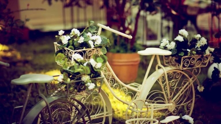 kreative gartenideen weiss fahrrad blumentopf vintage romantisch deko