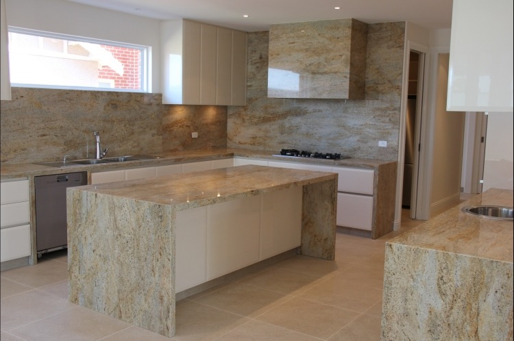 kuchen-arbeitsplatten-design-granit-beige-naturstein-schlicht-elegant