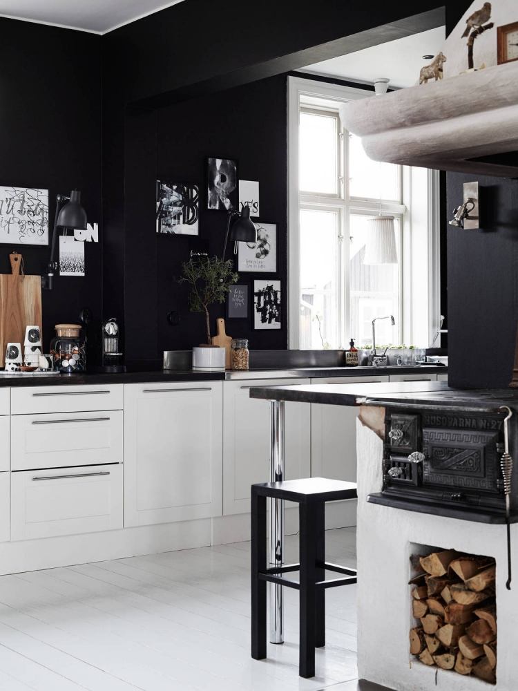 kuchenwandgestaltung-ideen-schwarz-wandfarbe-tafelfarbe-weiss-skandinavisch