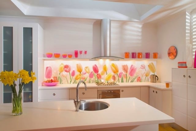 küche wandgestaltung  glas-spritzschutz-fototapete-tulpen-weisse-schraenke