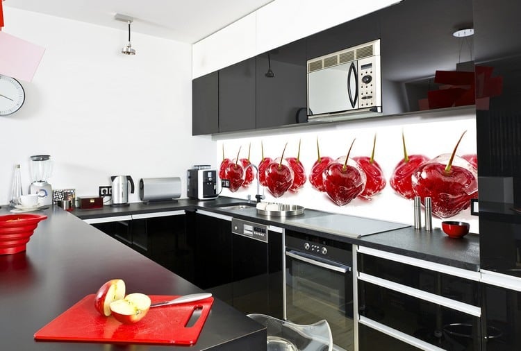 Küche Wandgestaltung glas-spritzschutz-motiv-kirschen-schwarze-fronten