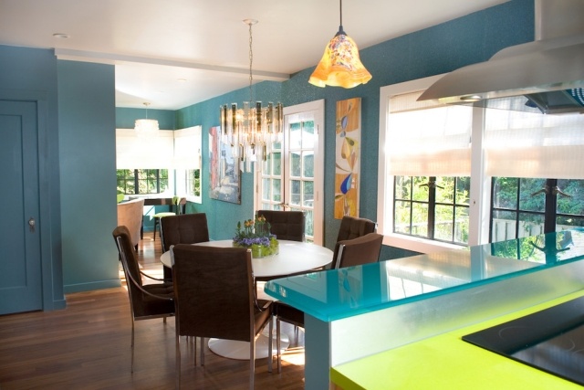 küche-mit-esstisch-wände-in-blau-türkis-angestrichen-moderne-optik
