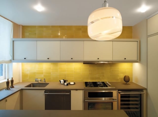 küchen-rückwand-verlegen-fliesen-rechteckig-leuchtend-gelb