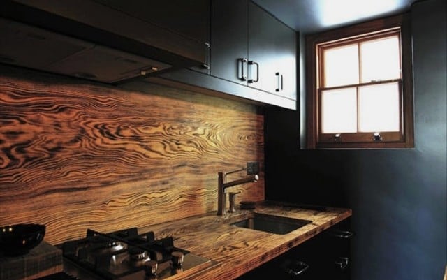 küchenrückwand-design-holzpaneele-gemasert-natürlichkeit