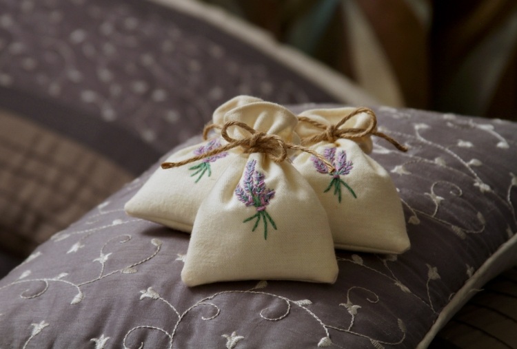 Lavendel Deko -dufttasche-sackstoff-bestickt-schlafzimmer-kissen