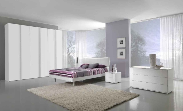 luftiges-raumgefühl-schlafzimmer-farben-hellgrau-weißer-kleiderschrank