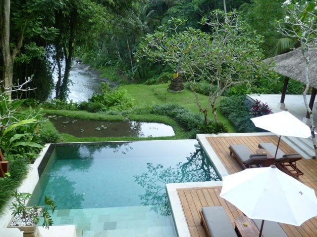 luxuriöser-infinity-Pool-Hang-natürliche-gewässer-Poolterrasse-Holzbelag