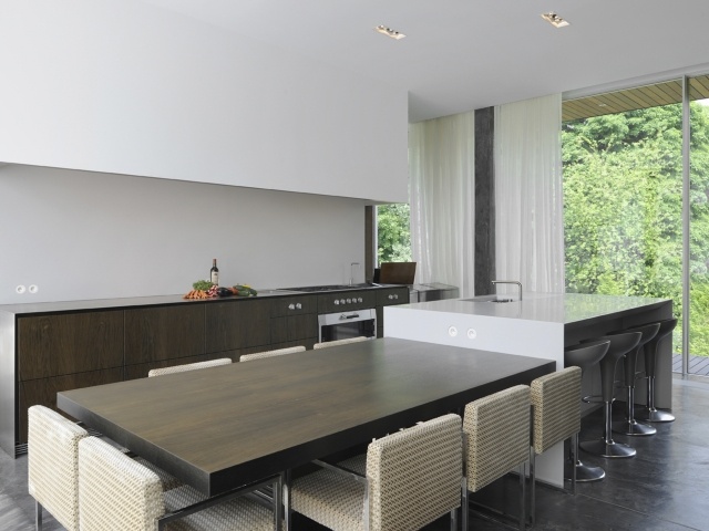 luxuriöses-Wohnzimmer-gemütlicher-Sitz-Bereich-Küche
