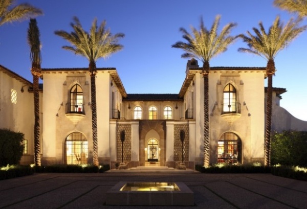 luxury-villa-alt-gebäude-palmen-exotik