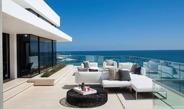 luxus-lounge-möbel-haus-am-meer-terrasse-transparente-glas-geländer