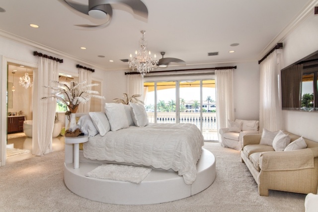 luxus-schlafzimmer-ideen-einrichtung-weiß-rund-podest-kristall-kronleuchter