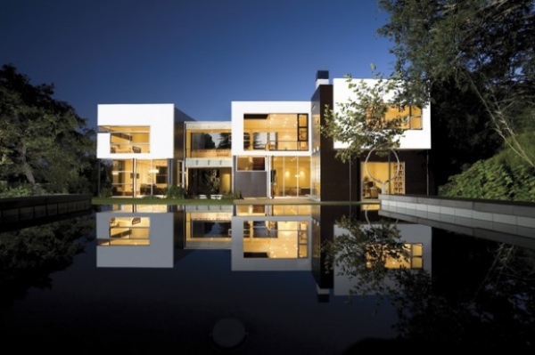 luxus-villa-design-nacht-beleuchtung-pool-seite