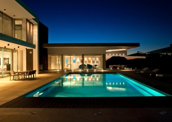 luxus-villa-swimming-pool-modern-glas