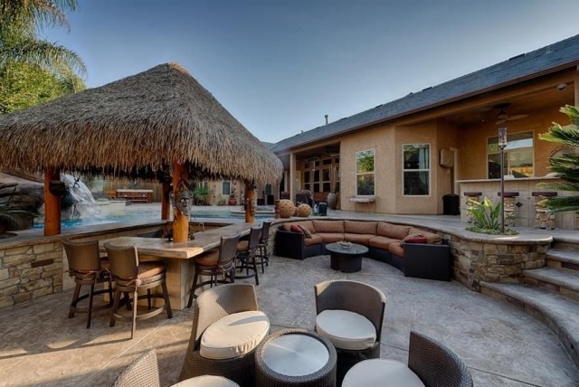 luxus-villa-terrasse-pool-bar-strohdach-wohnzimmer-im-freien-einrichten-ideen