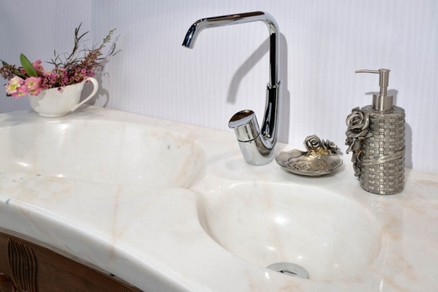luxus-waschbecken-marmor-weiß-edelstahl-badezimmer-armatur