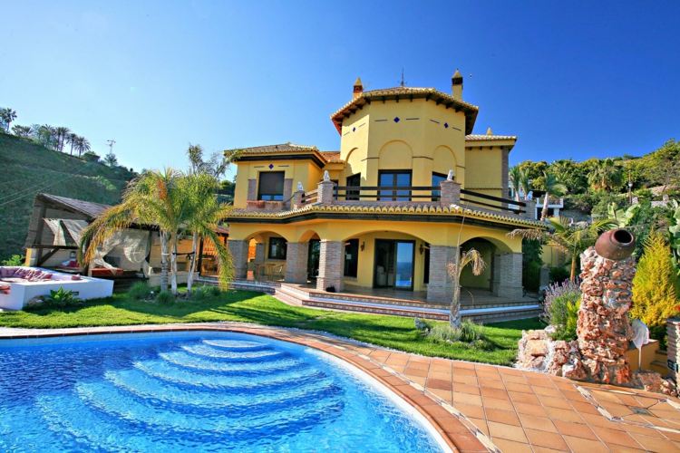 luxusvilla-designs-gelb-fassade-mediterran-turm-design-saeulen