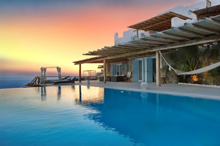 luxusvilla designs infinity-swimmingpool-vordach-rustikal-mediterran