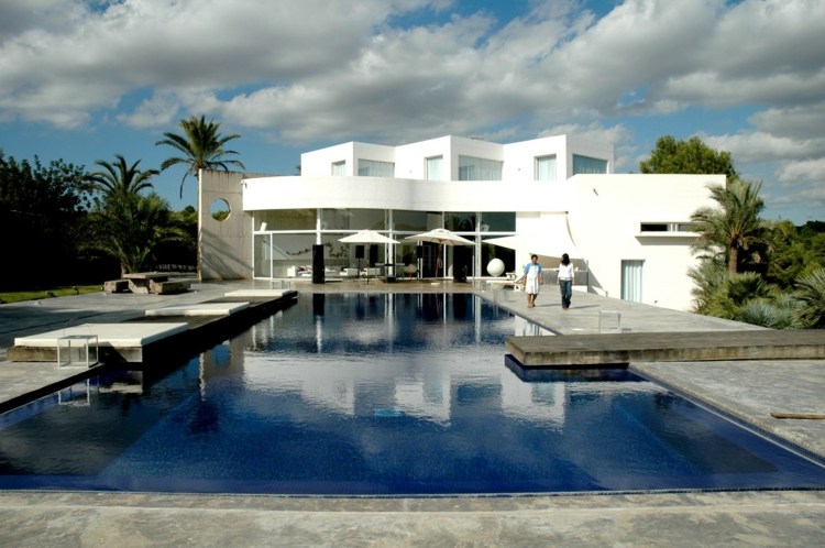 luxusvilla-designs-minimalismus-grau-poolbereich-architektur-originell