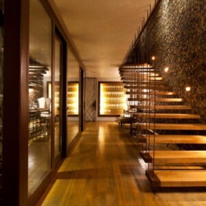 luxusvilla-einrichtung-treppen-wanddeko-mosaik-3d-look