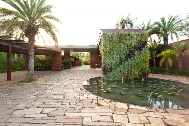 luxusvilla-landschaft-teich-vertikaler-graten-palmen-eingang