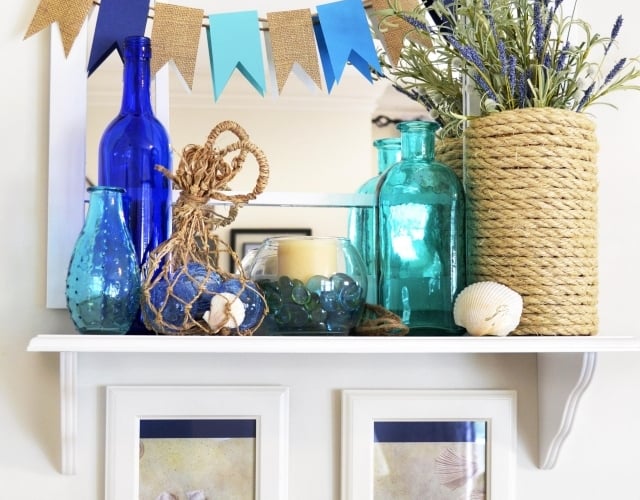 maritime-deko-ideen-wohnzimmer-blaues-glas-seil-muscheln