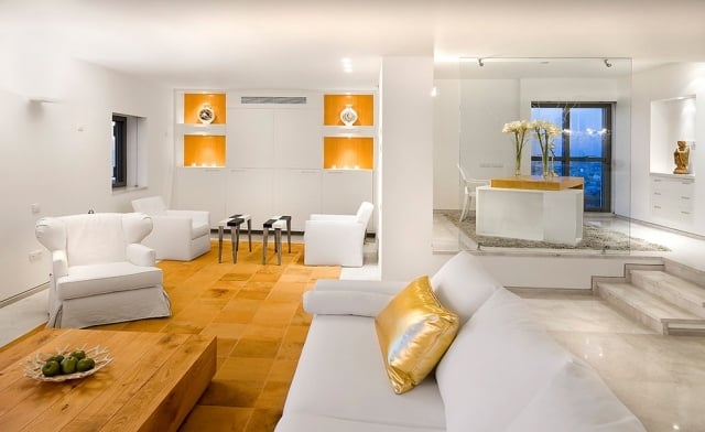 minimalimus-mit-klassischen-details-edle-farben-weiß-gold-holztisch-wohnzimmer