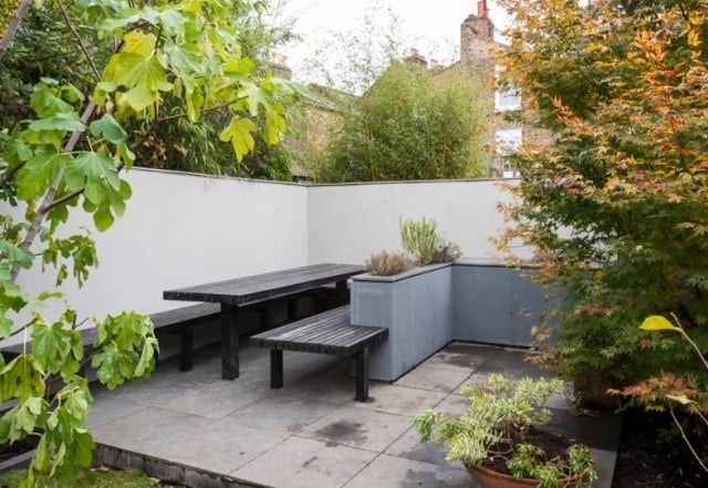 minimalistischer-Garten-Bäume-und-Sitzbänke