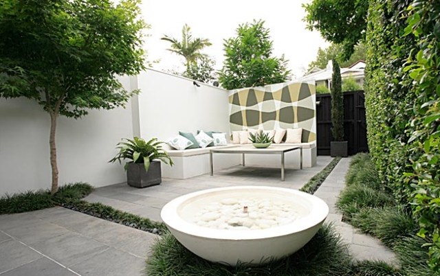 minimalistischer-Garten-Ideen-mit-Natursteinfliesen-und-Pflanzen