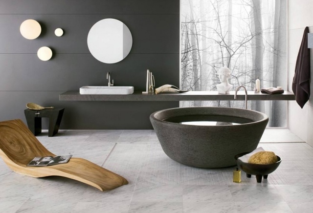 minimalistisches-Design-runde-Badewanne-graue-Töne-Massivhol-Liegestuhl