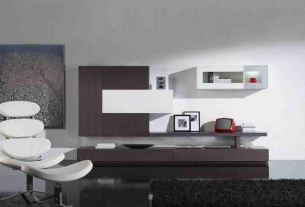 minimalistisches-Wohnzimmer-Liegestuhl-weiß-graue-Farben-Glanzoberflächen