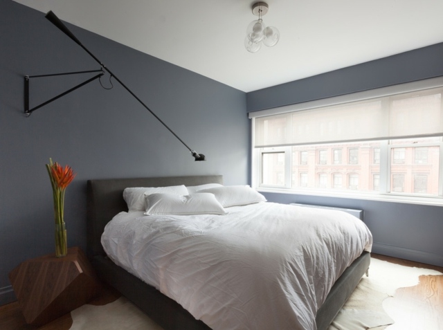 modernes Schlafzimmer gestalten Ideen schwarze Lampe moderner Nachttisch